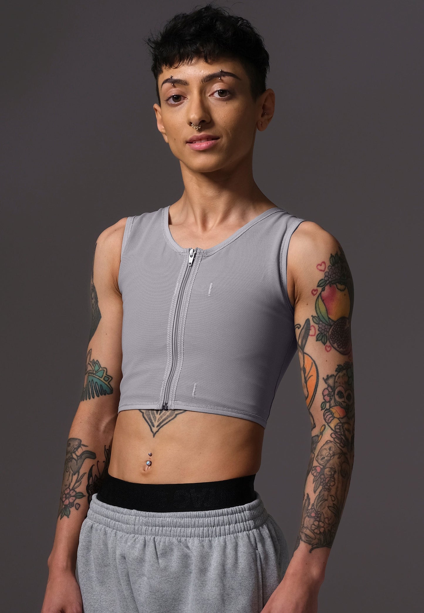 UNTAG ftm chest binder trans non binary underwear basic zipper grey model zoom side 2