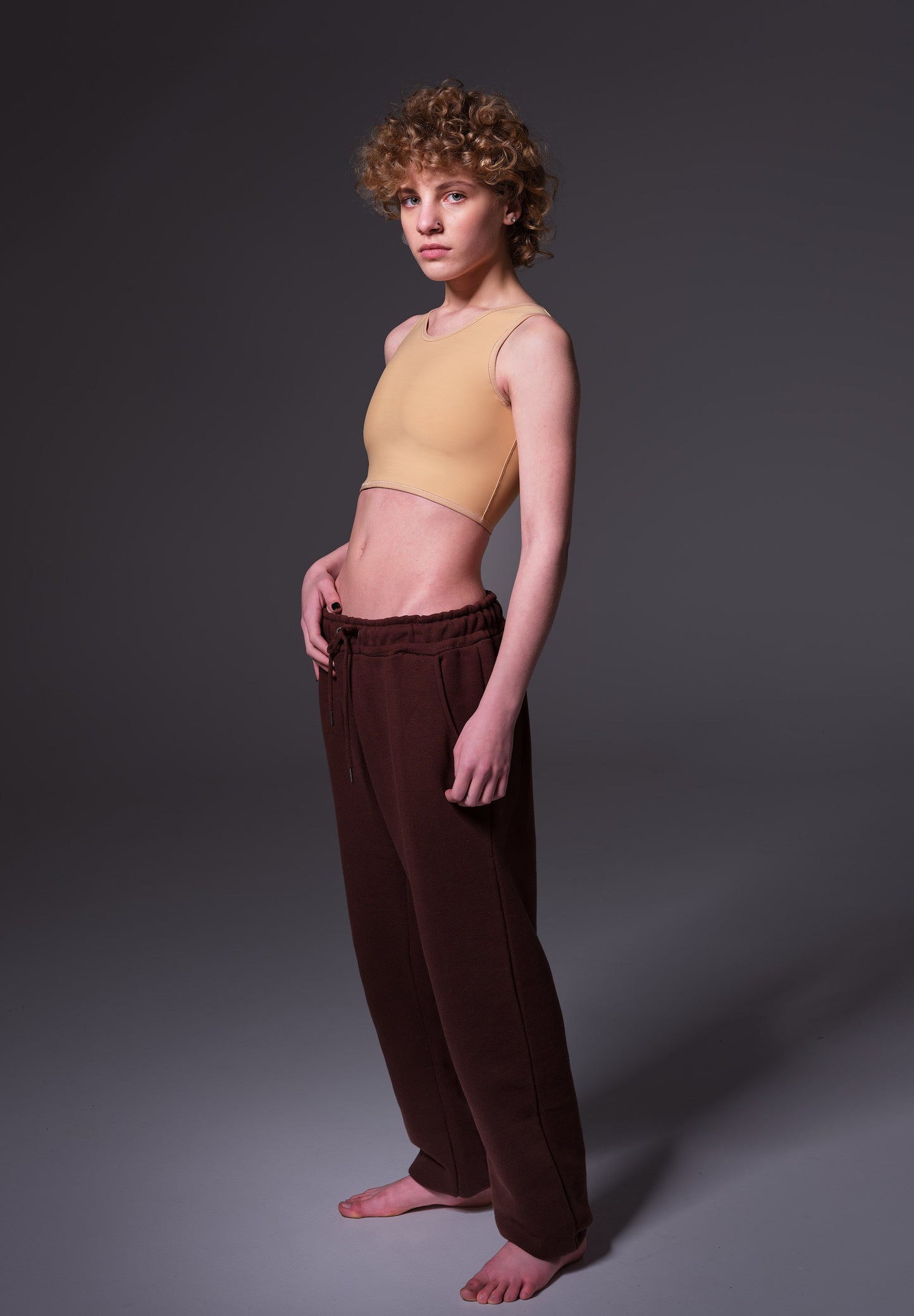 Short Binder - Extra strong, caramel, side view on model Lo