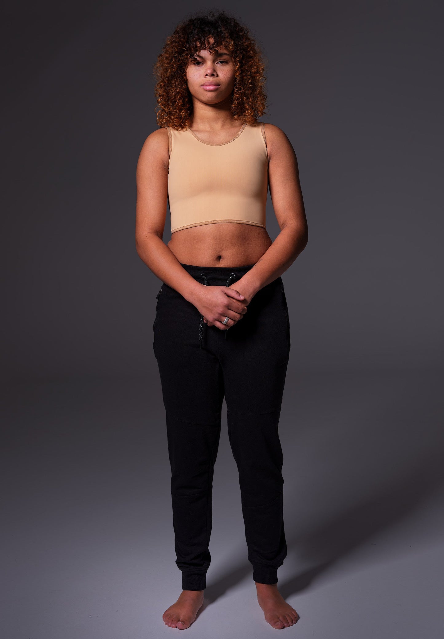 Front view of the short binder Caramel worn by Loraine