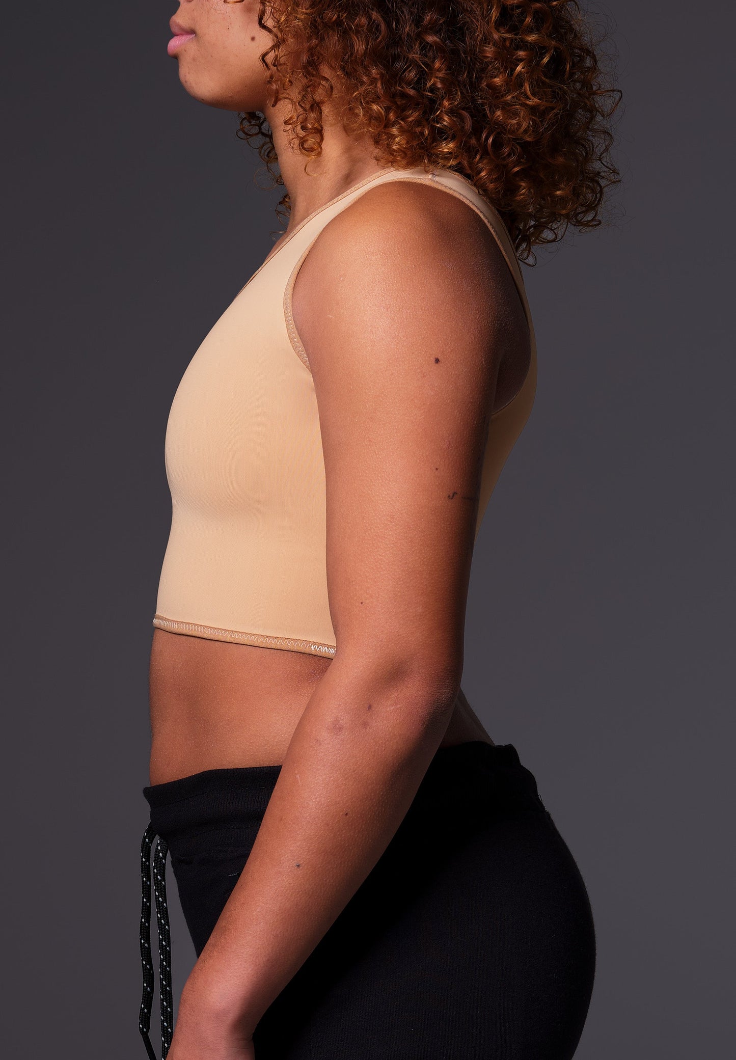 Short binder caramel side view worn my model Loraine