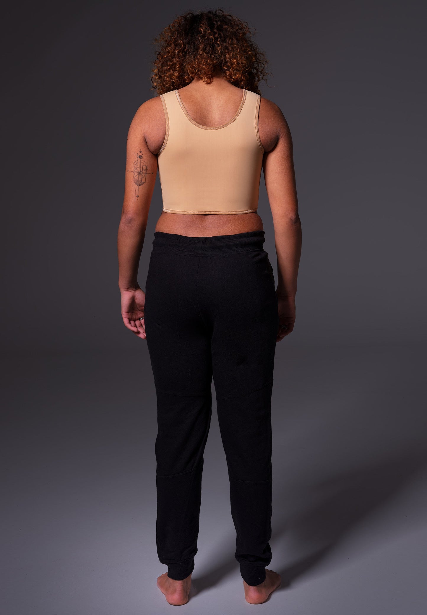 Back view of the short binder caramel worn by model Loraine