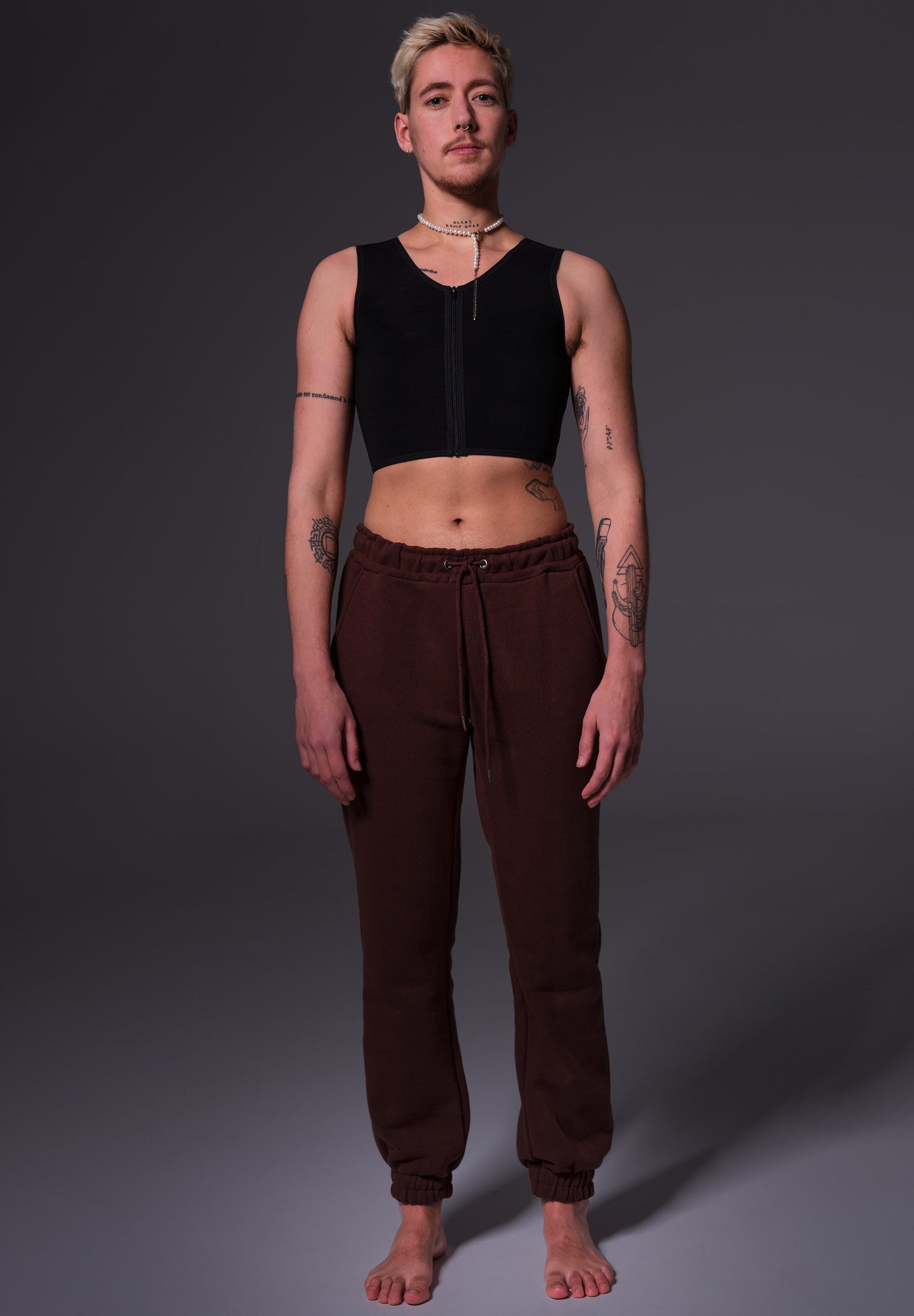 Basic Binder with zipper in the color black on model Mees as seen from the front