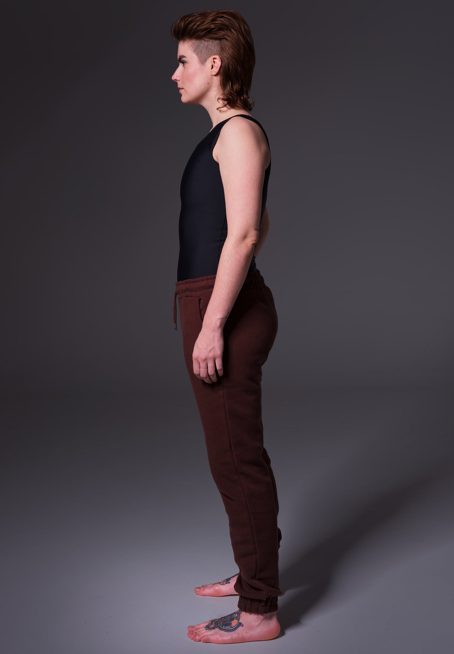 Side view of the Singlet Binder Advanced black modeled by Lene