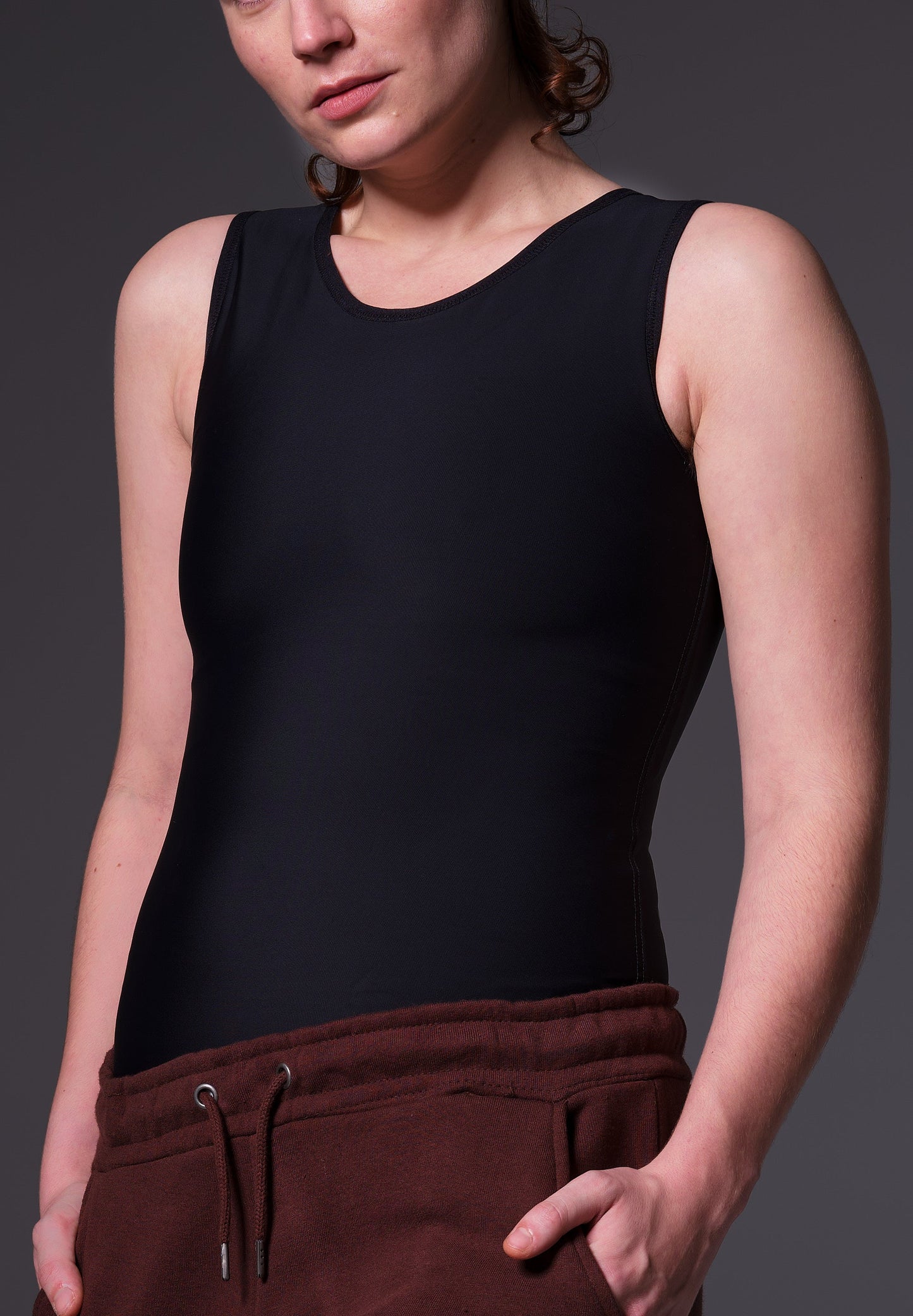 Font view of the Singlet Binder Advanced black worn by Lene, design UNTAG