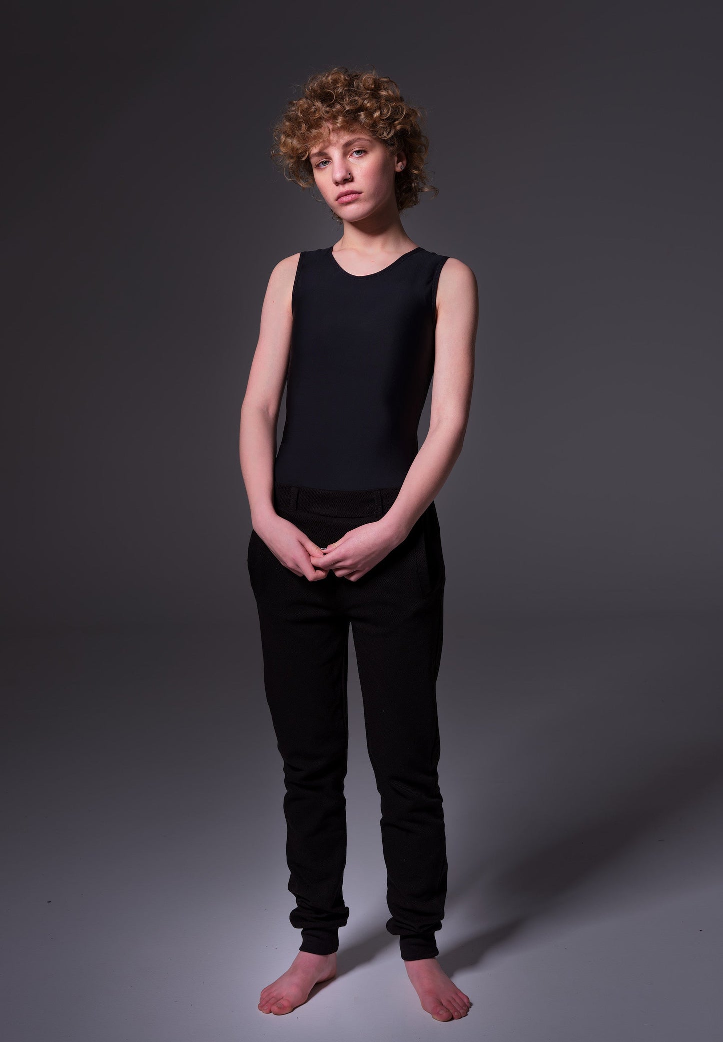 Front view of the Singlet Binder Advanced black worn by Lo, designed by UNTAG