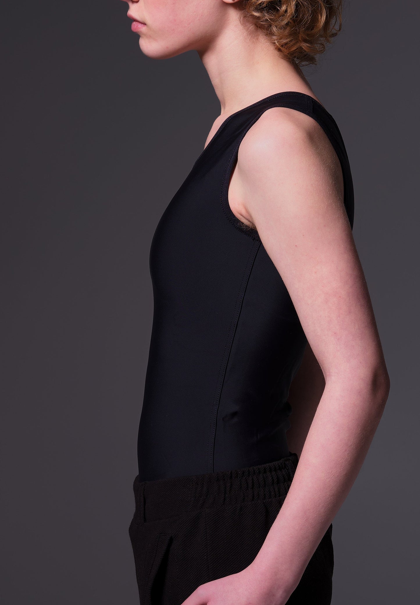 Side view of the Singlet Binder Advanced black close-up modeled by Lo