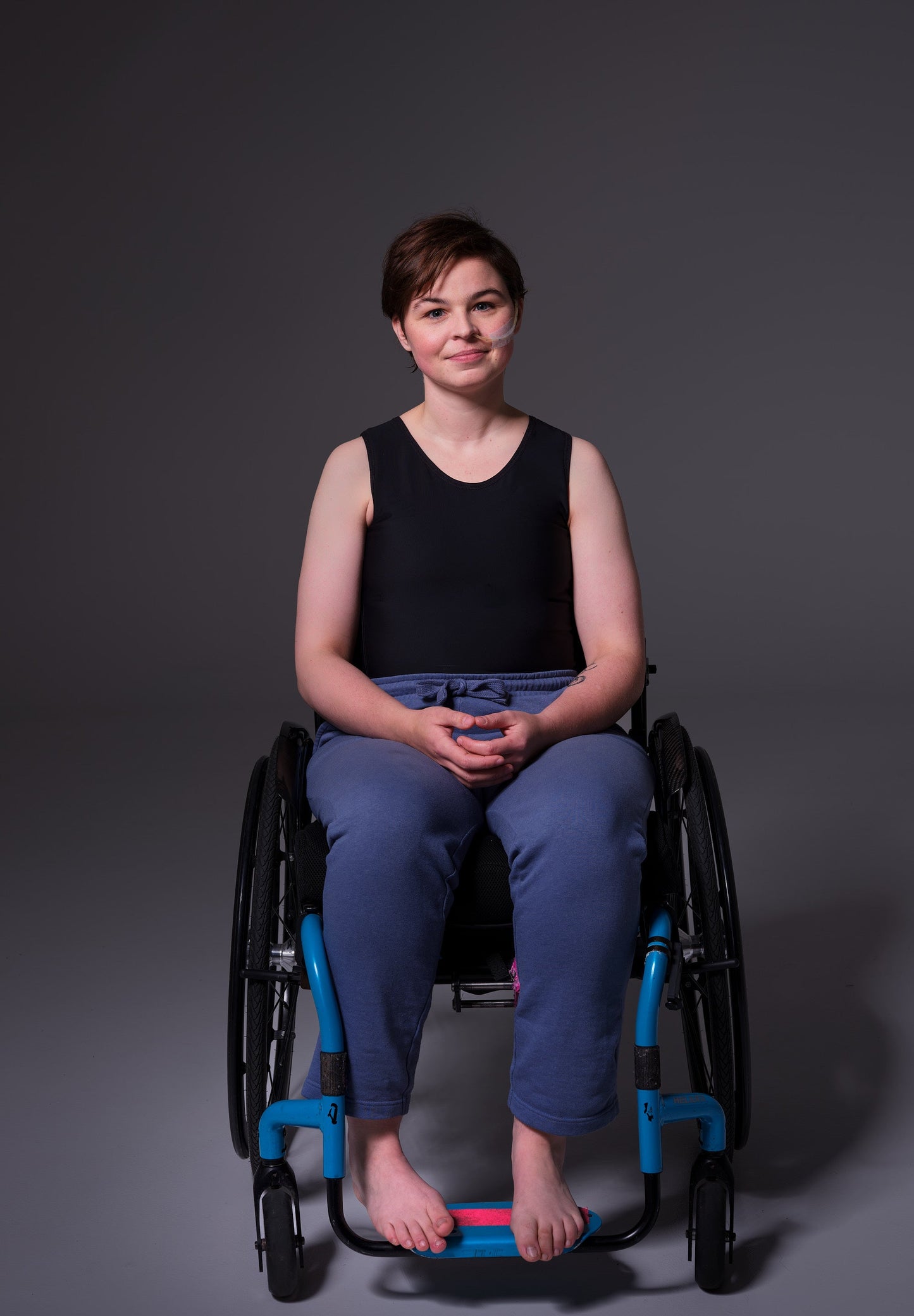 Singlet Binder Advanced black modeled by Brecht who is in a wheelchair