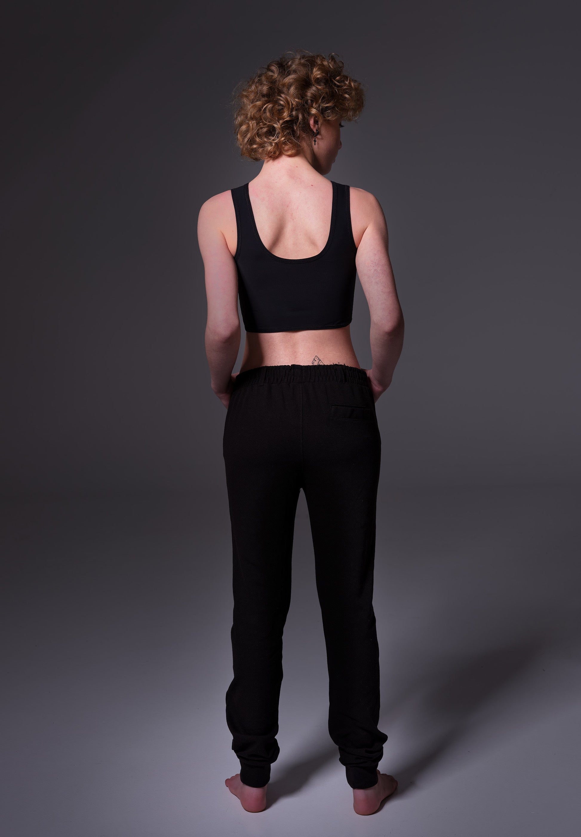 Gym Binder black seen from the back on model Lo