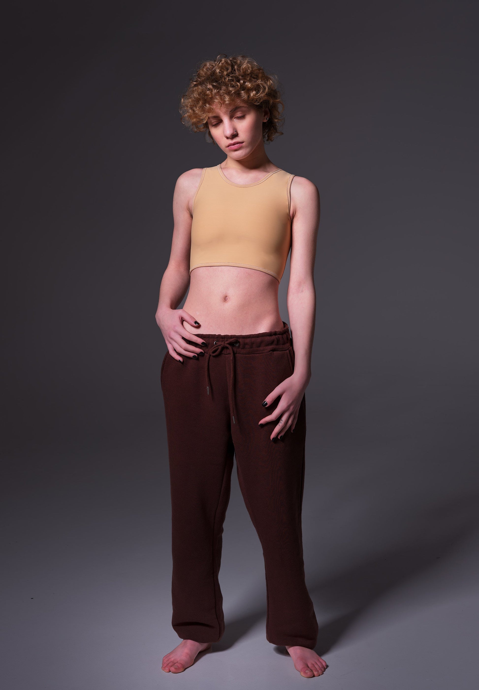 Model Lo wearing the Short Binder - Extra strong, caramel, by UNTAG, seen from the front