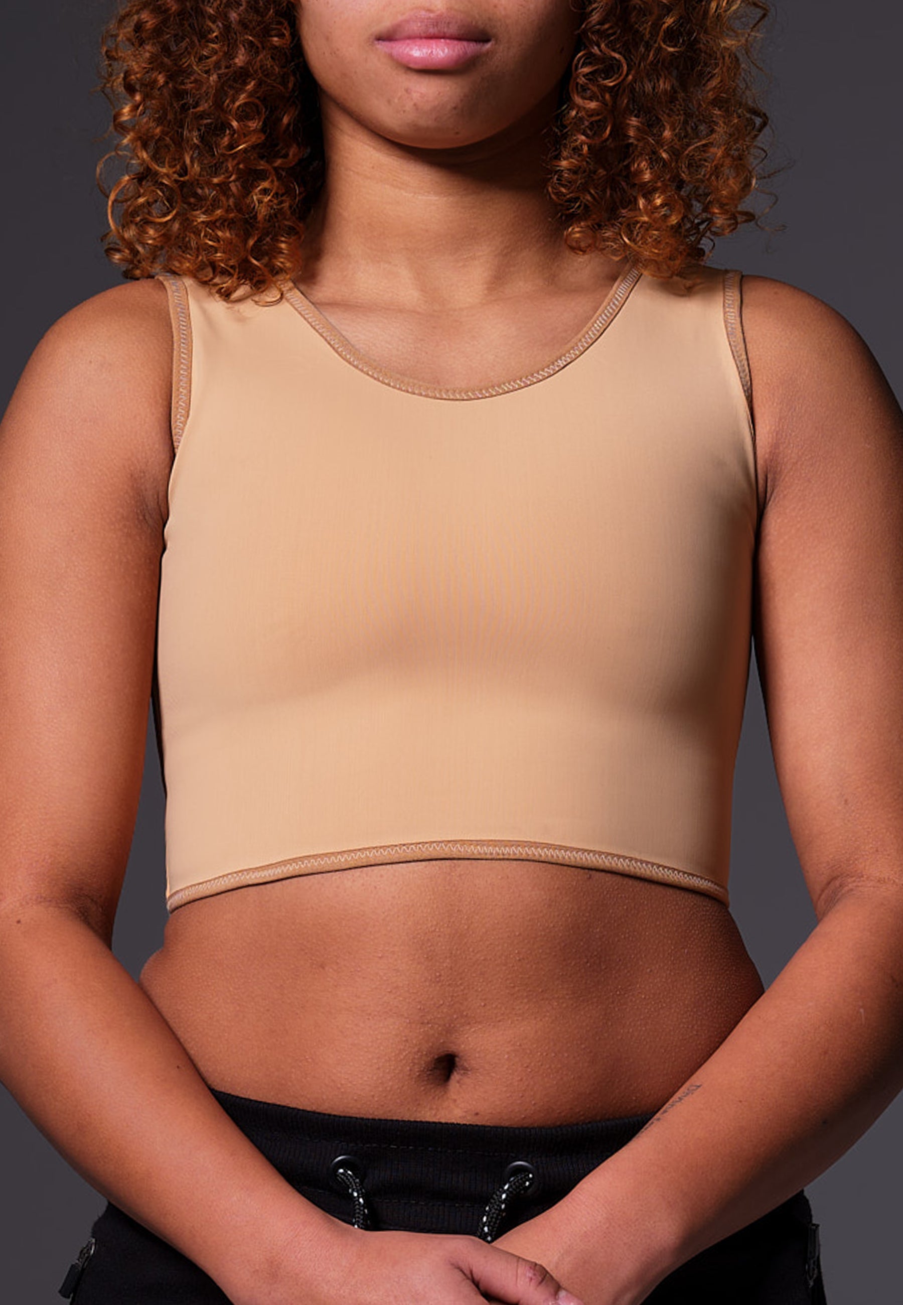 Model Loriane, front close up of the Short Binder  - Extra strong caramel