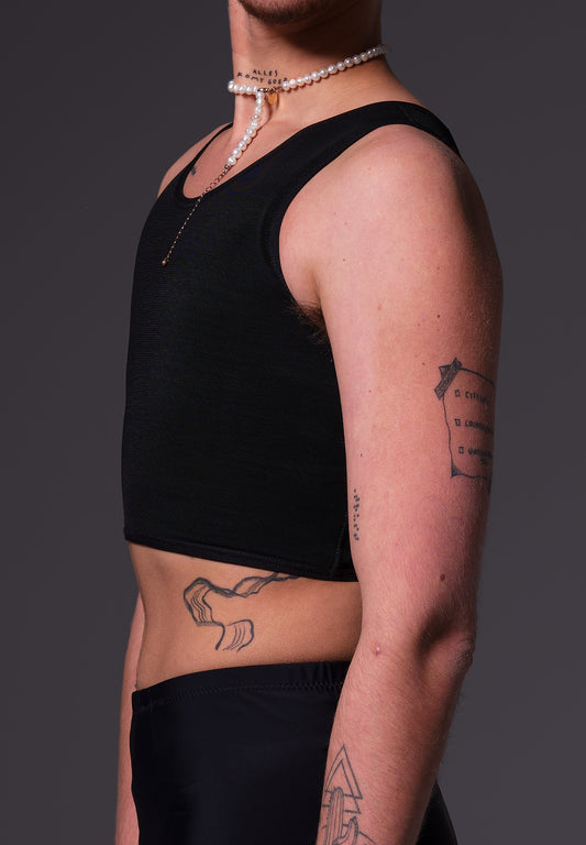 Close-up of the side of model Mees wearing the Basic Swim Binder black designed by UNTAG