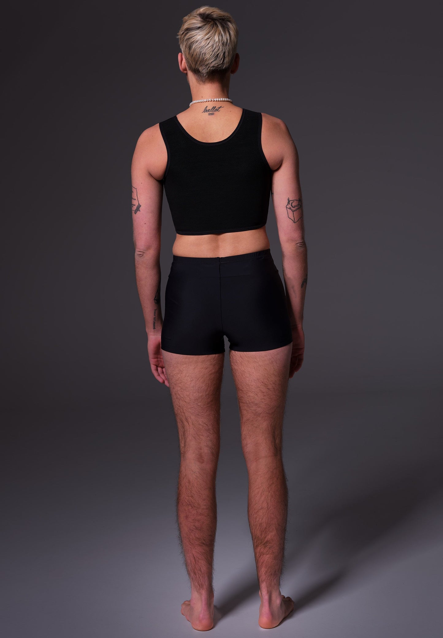 Back of the Swim Shorts black, worn by Mees