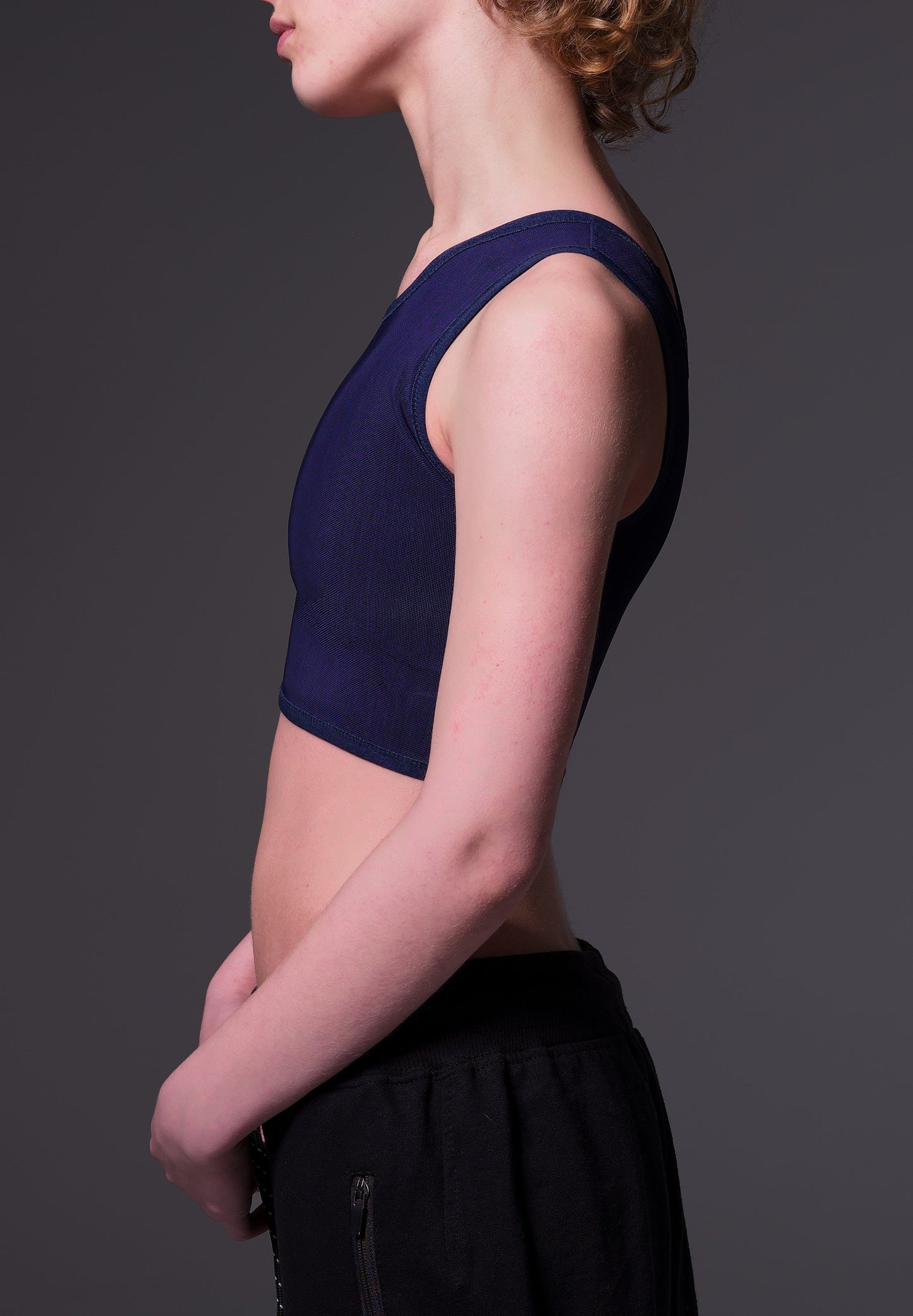 Lo wearing the Basic Swim Binder dark blue, close-up from the side
