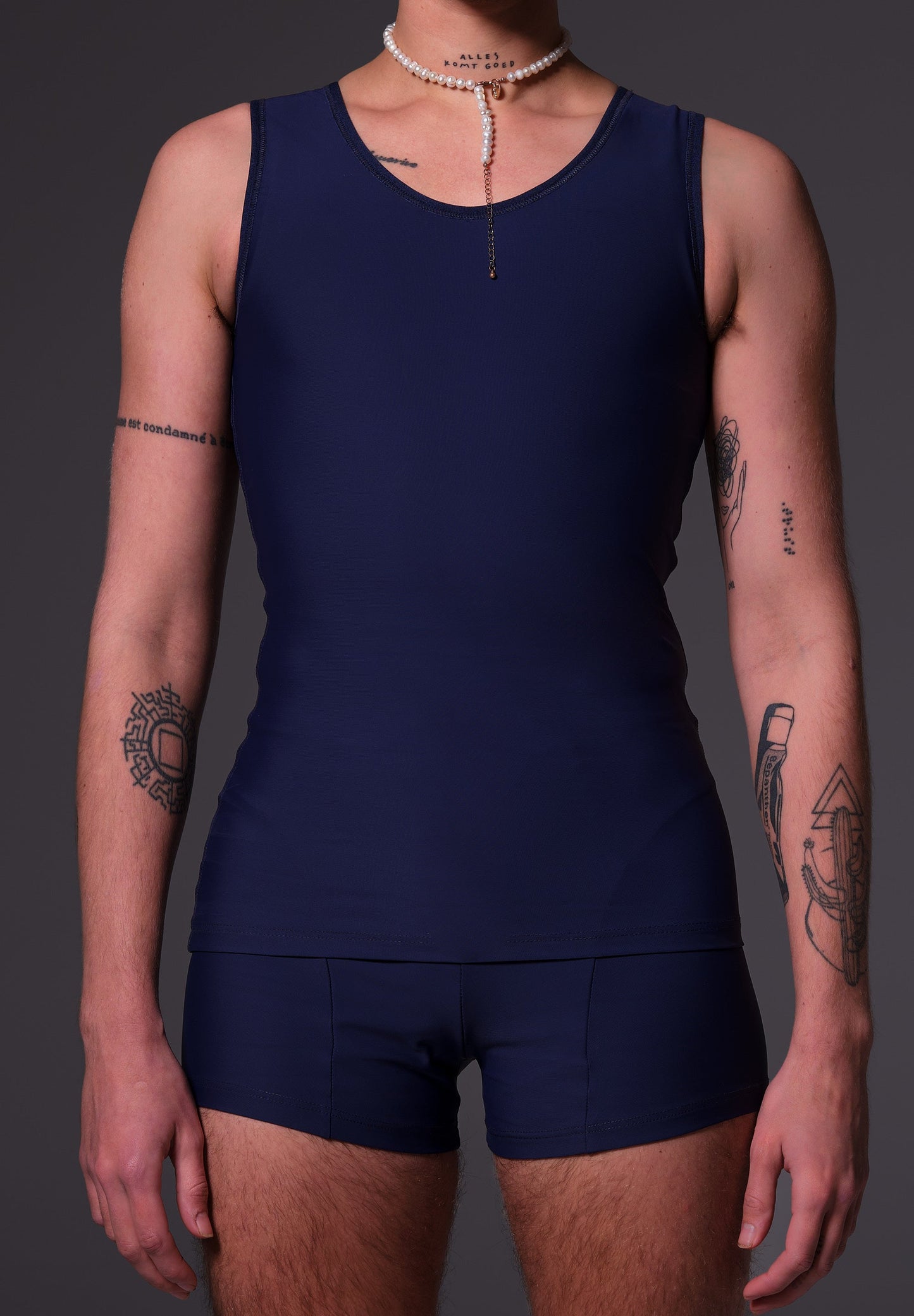 Front close-up of model Mees wearing the Swim Singlet Advanced dark blue by UNTAG