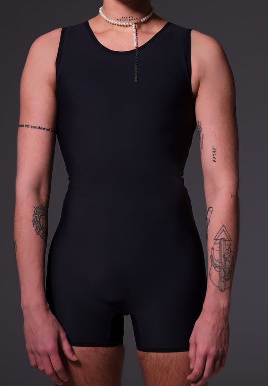 Mees wearing the Swimsuit Binder black by UNTAG, front view close-up