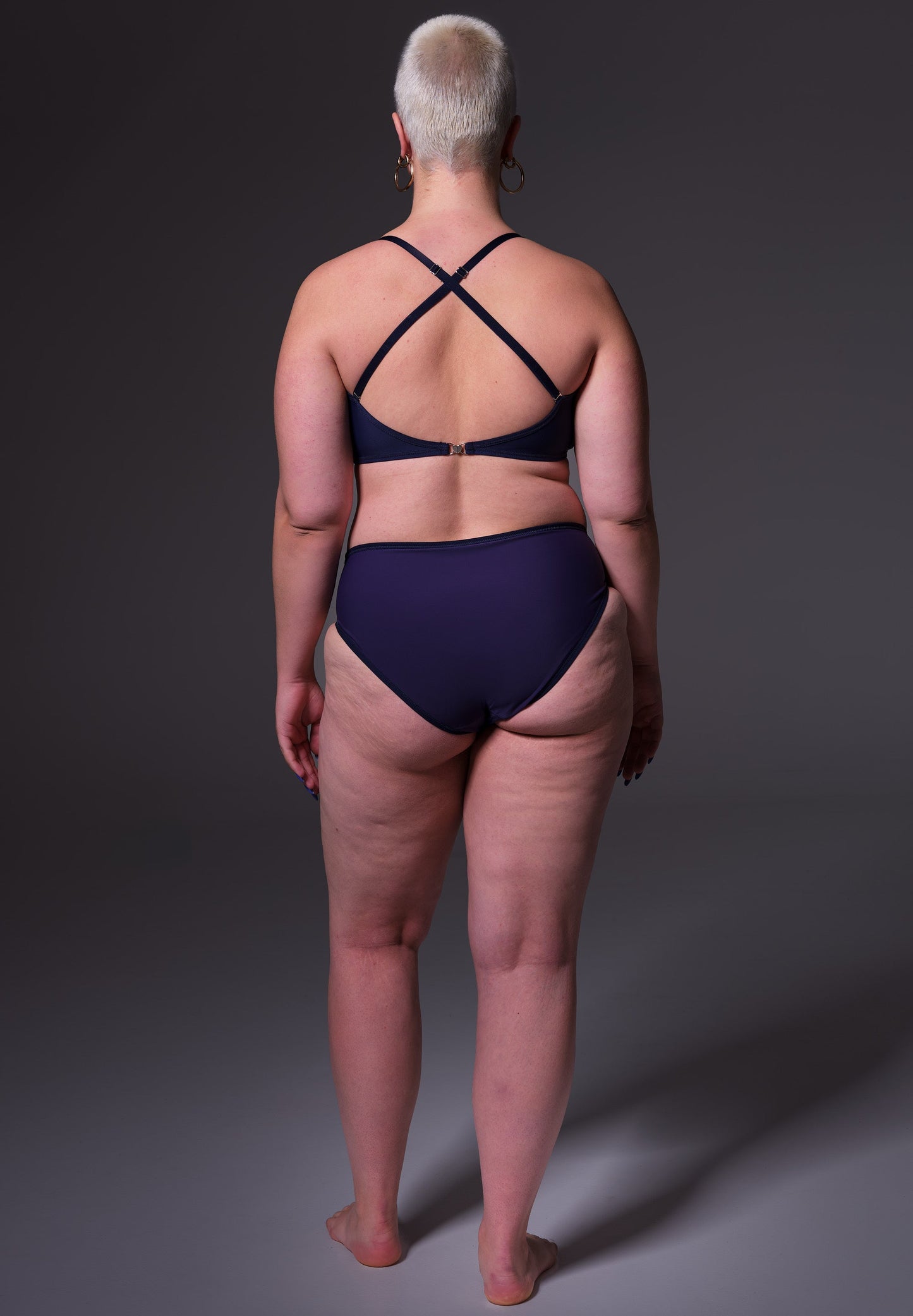 Bikinitop Advanced dark blue, back view of model Sasha